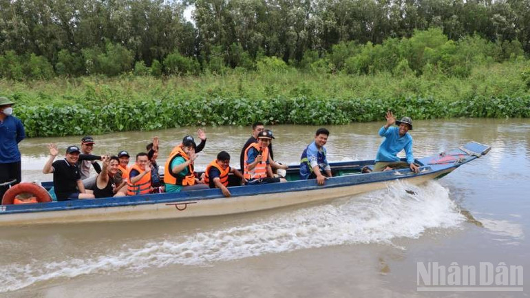 Turiștii navighează pe valuri. ndo_br_a2-1.jpg