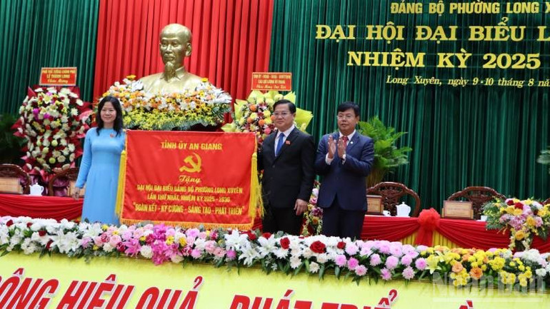 Đồng chí Nguyễn Tiến Hải, Bí thư Tỉnh ủy An Giang (bên phải) tặng bức trướng của Tỉnh ủy An Giang cho Đại hội đại biểu Đảng bộ phường Long Xuyên. ndo_br_img-1389-1.jpg