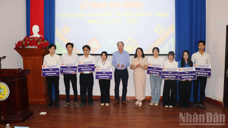 Rất nhiều sinh viên nghèo được hỗ trợ vượt khó học tập.