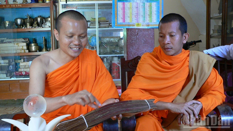 Kinh lá buông là sách quý được các chùa bảo quản. ndo_br_p1060078-7049.jpg
