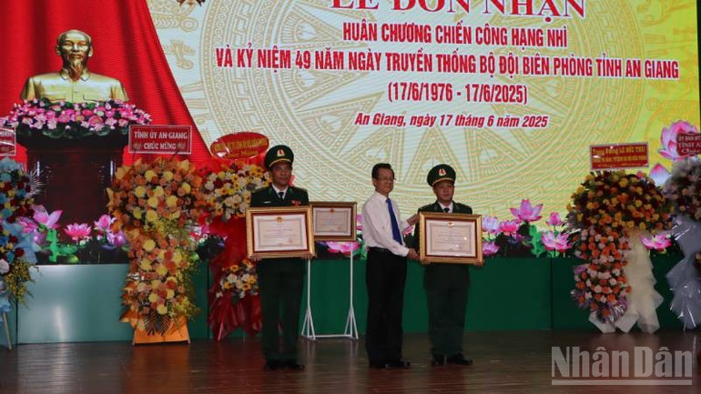 Thừa ủy quyền Chủ tịch nước, đồng chí Lê Hồng Quang, Ủy viên Trung ương Đảng, Bí thư Tỉnh ủy An Giang trao Huân chương Chiến công hạng Nhì cho các cá nhân Bộ đội Biên phòng An Giang. ndo_br_anh1-1.jpg