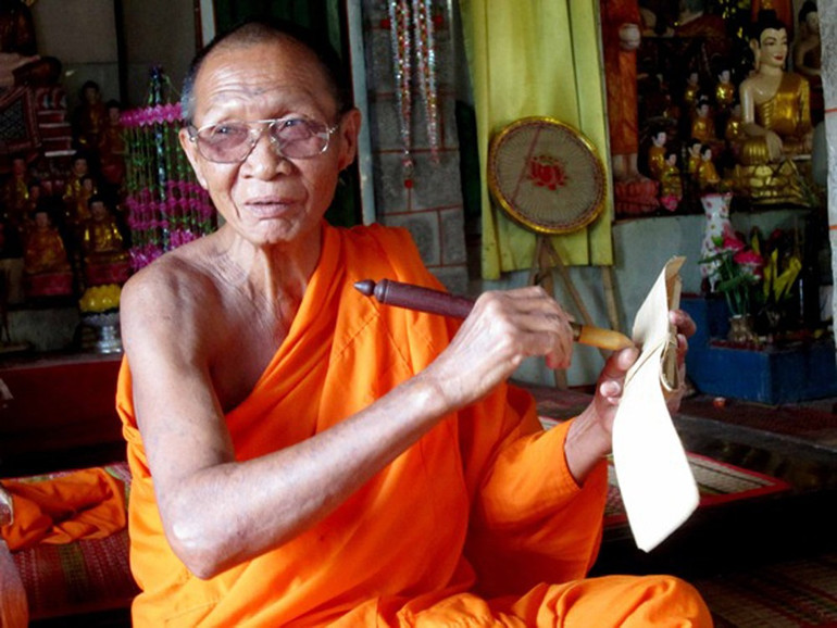 Hòa thượng Châu Ty nắm bí quyết viết kinh trên lá buông. anh1.jpg