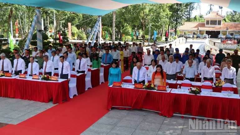 Các đại biểu mặc niệm tưởng nhớ Bác Tôn. ndo_br_a2-1.jpg
