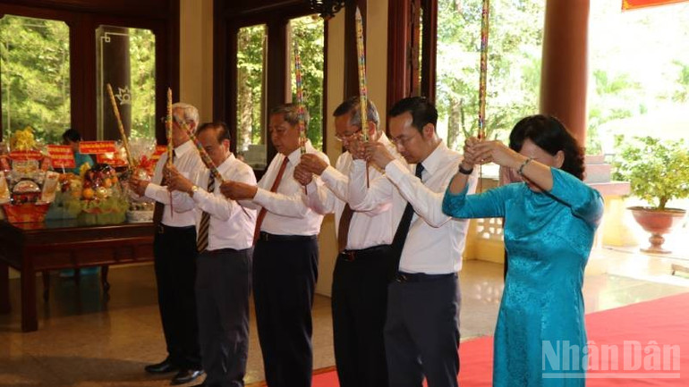 Lãnh đạo tỉnh An Giang thành kính dâng hương tưởng nhớ Bác Tôn. ndo_br_a1-1.jpg