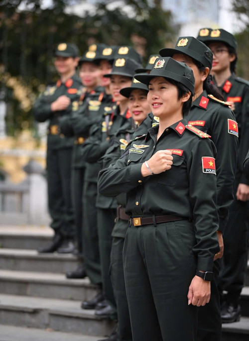 Lá cờ Tổ quốc trên vai áo sĩ quan Công an nhân dân Việt Nam làm nhiệm vụ gìn giữ hòa bình Liên hợp quốc. img-1753785038134-1753868501132.jpg