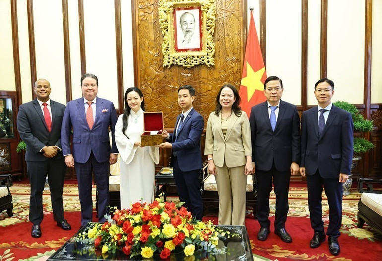 Phó Chủ tịch nước Võ Thị Ánh Xuân tiếp nhận món quà là những hạt hoa sen đã được mang lên vũ trụ từ cô Amanda Nguyễn. (Ảnh: TTXVN) vna-potal-pho-chu-tich-nuoc-vo-thi-anh-xuan-tiep-ba-amanda-nguyen-8143297.jpg