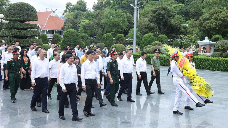 Tổng Bí thư Tô Lâm cùng đoàn công tác dâng hoa tưởng niệm tại Nghĩa trang Liệt sĩ quốc gia A1. (Ảnh: TTXVN) vna-potal-tong-bi-thu-to-lam-tuong-niem-anh-hung-liet-si-tai-nghia-trang-liet-si-quoc-gia-a1-o-dien-bien-8174574.jpg