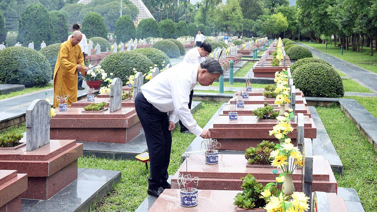 Tổng Bí thư Tô Lâm thắp hương tưởng niệm tại Nghĩa trang Liệt sĩ quốc gia A1. (Ảnh: TTXVN) vna-potal-tong-bi-thu-to-lam-tuong-niem-anh-hung-liet-si-tai-nghia-trang-liet-si-quoc-gia-a1-o-dien-bien-8174555.jpg