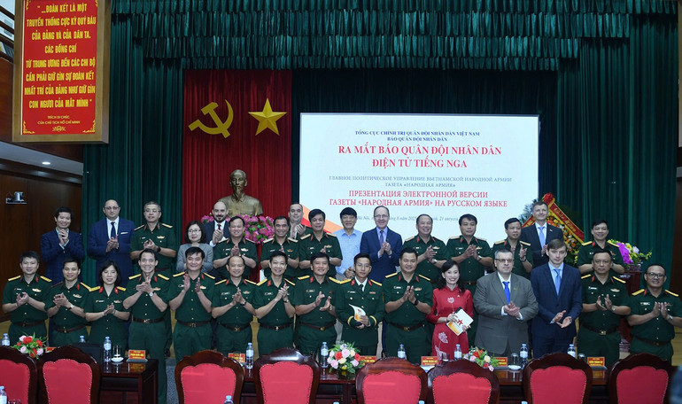 Các đại biểu, khách mời chụp ảnh cùng cán bộ Báo Quân đội nhân dân. (Ảnh: Báo Quân đội nhân dân) qdnd-5006.jpg