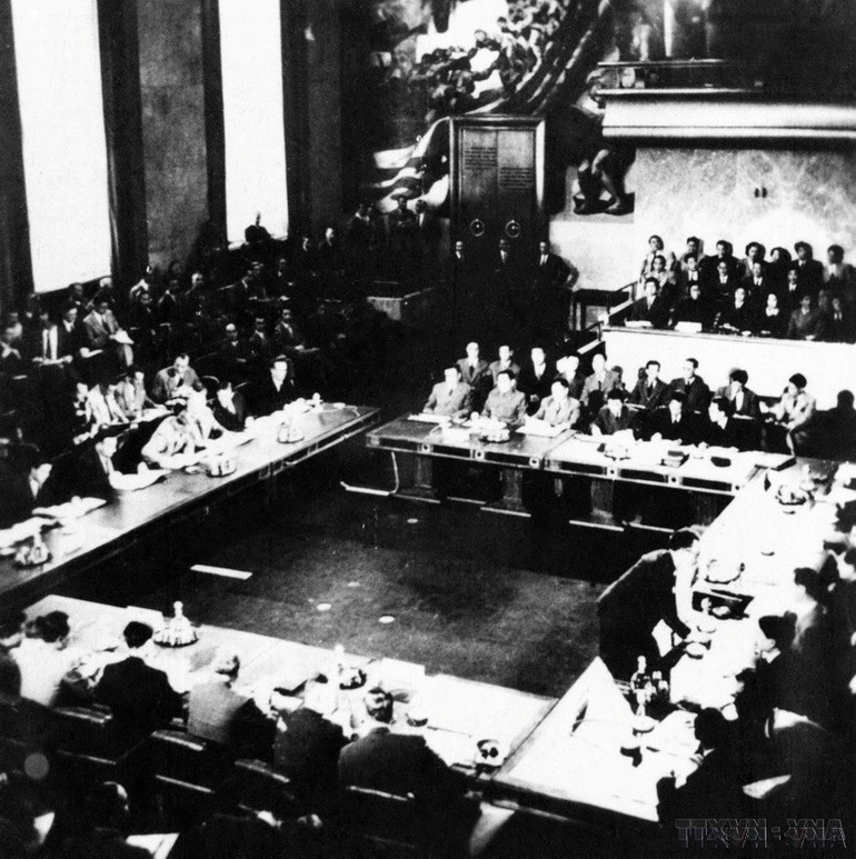 Sau Chiến thắng Điện Biên Phủ năm 1954, ngoại giao đã thực hiện cuộc đấu trí tại cuộc đàm phán ở Geneve để đạt được Hiệp định Geneve, buộc Pháp và các nước lớn công nhận các quyền dân tộc cơ bản của Việt Nam, Lào và Campuchia. Trong ảnh: Toàn cảnh Hội nghị Geneva về Đông Dương tại Thụy Sĩ (năm 1954). (Ảnh: Tư liệu TTXVN) vna-potal-80-nam-nganh-ngoai-giao-viet-nam-mot-trong-ba-tru-cot-trong-yeu-cua-su-nghiep-xay-dung-va-bao-ve-to-quoc-8215491.jpg