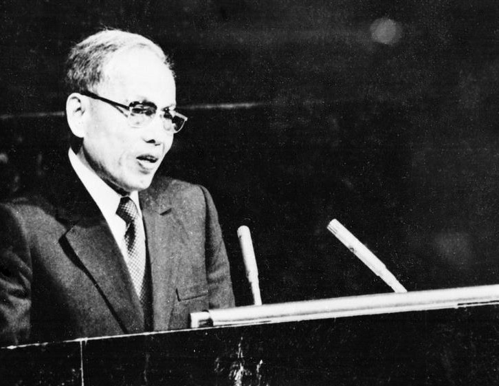 Bộ trưởng Ngoại giao Nguyễn Duy Trinh phát biểu tại Kỳ họp thứ 32 Đại hội đồng Liên hợp quốc tại New York (Mỹ), ngày 20/9/1977. Kỳ họp đã thông qua Nghị quyết công nhận Việt Nam là thành viên của Liên hợp quốc. (Ảnh: Tư liệu TTXVN) vna-potal-80-nam-nganh-ngoai-giao-viet-nam-mot-trong-ba-tru-cot-trong-yeu-cua-su-nghiep-xay-dung-va-bao-ve-to-quoc-8215516.jpg