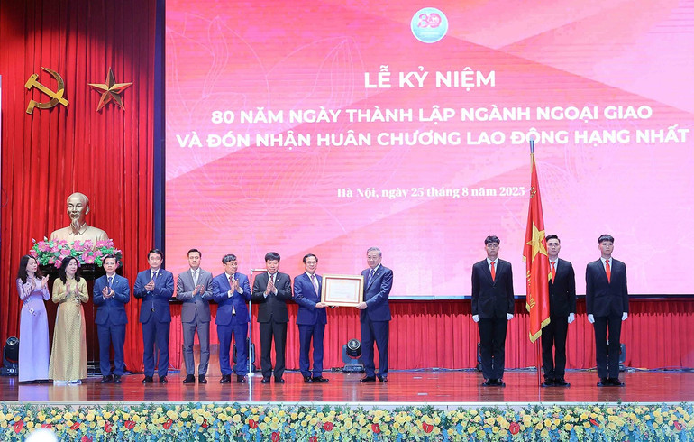 Tổng Bí thư Tô Lâm trao tặng Huân chương Lao động hạng Nhất cho ngành ngoại giao. (Ảnh: TTXVN) vna-potal-tong-bi-thu-to-lam-du-le-ky-niem-80-nam-ngay-thanh-lap-nganh-ngoai-giao-8232966.jpg