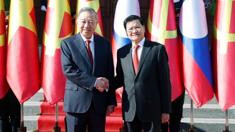 Tổng B&iacute; thư, Chủ tịch nước L&agrave;o Thongloun Sisoulith đ&oacute;n Tổng B&iacute; thư T&ocirc; L&acirc;m. (Ảnh: TTXVN)