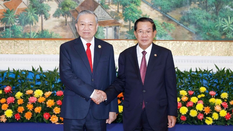 Tổng B&iacute; thư T&ocirc; L&acirc;m v&agrave; Samdech Techo Hun Sen, Chủ tịch Đảng Nh&acirc;n d&acirc;n Campuchia. (Ảnh: TTXVN)