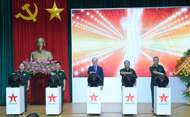 Các đại biểu ấn nút khai trương Báo Quân đội nhân dân tiếng Nga. (Ảnh: Báo Quân đội nhân dân) qdnd-7735.jpg