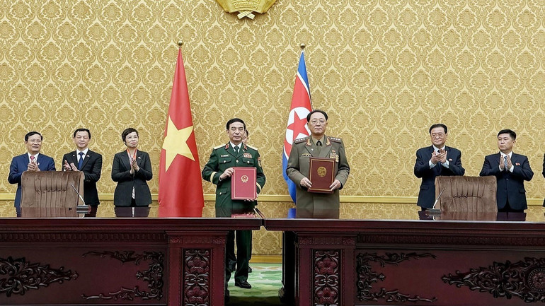 Signeringsseremoni for intensjonsavtalen mellom det vietnamesiske forsvarsdepartementet og det nordkoreanske forsvarsdepartementet om forsvarssamarbeid. (Foto: VNA) vna-potal-le-ky-thoa-thuan-hop-tac-viet-nam-va-trieu-tien-8331039-3481.jpg