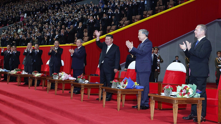 Generalsekretær To Lam deltar på seremonien for å feire 80-årsjubileet for grunnleggelsen av Koreas arbeiderparti. (Foto: VNA) vna-potal-tong-bi-thu-to-lam-du-chuong-trinh-bieu-dien-nghe-thuat-ky-niem-80-nam-thanh-lap-dang-lao-dong-trieu-tien-8328731-3893.jpg