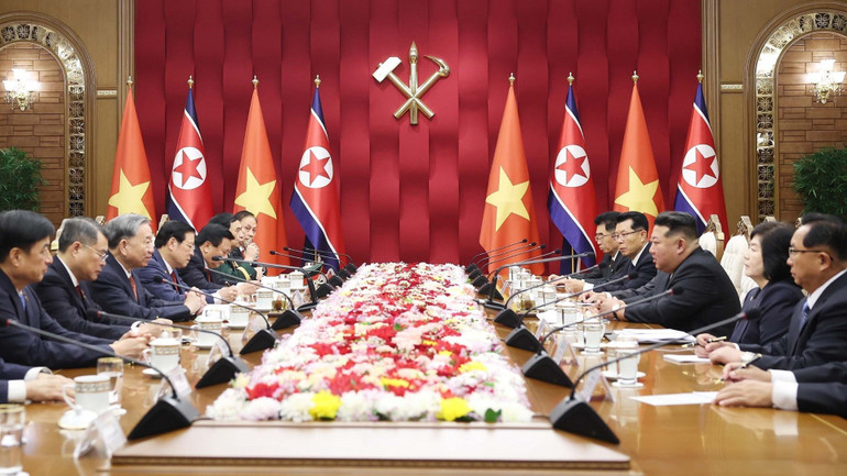 Generalsekretær To Lam holdt samtaler med generalsekretæren i Arbeiderpartiet i Korea og lederen av statskommisjonen i Den demokratiske folkerepublikken Korea, Kim Jong-un. (Foto: VNA) vna-potal-tong-bi-thu-to-lam-hoi-dam-voi-tong-bi-thu-chu-tich-quoc-vu-chdcnd-trieu-tien-kim-jong-un-8327339-2332.jpg
