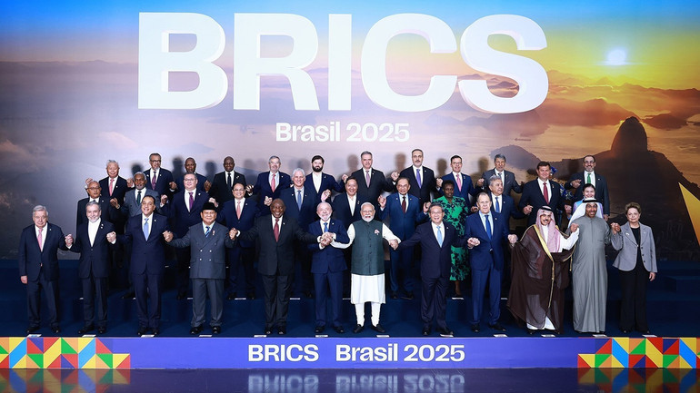 Thủ tướng Phạm Minh Chính và các trưởng đoàn tham dự Hội nghị Thượng đỉnh BRICS mở rộng năm 2025 chụp ảnh chung. (Ảnh: TTXVN) vna-potal-thu-tuong-pham-minh-chinh-va-cac-truong-doan-tham-du-hoi-nghi-brics-mo-rong-nam-2025-8136054.jpg