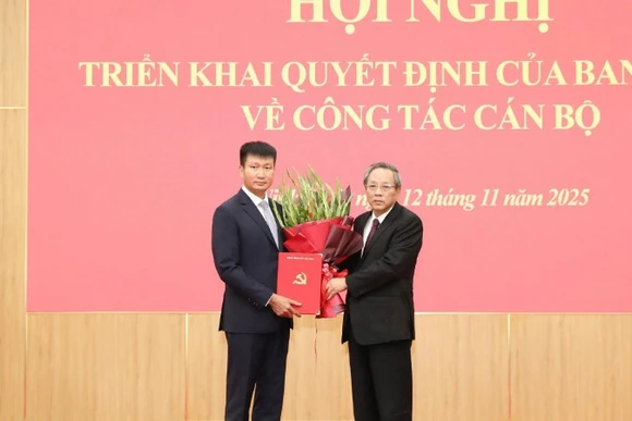 Đồng chí Hoàng Đăng Quang, Ủy viên Trung ương Đảng, Phó Trưởng ban Thường trực Ban Tổ chức Trung ương, trao quyết định cho đồng chí Trần Huy Tuấn giữ chức Phó Bí thư Tỉnh ủy Ninh Bình.