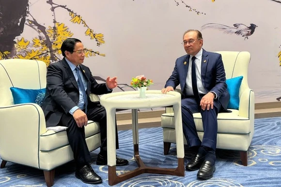 Thủ tướng Phạm Minh Chính gặp Thủ tướng Malaysia Ibrahim Anwar.