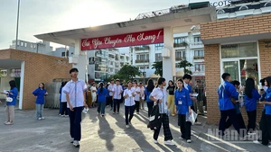 Các thí sinh bước vào thi môn Ngữ văn tại điểm thi Trường trung học phổ thông chuyên Hạ Long trong sáng 1/6.