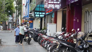 Kẻ vạch quản lý vỉa hè khu vực phường Hòa Hưng.(Ảnh: THẾ ANH)