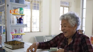 Chi trả chế độ trợ cấp cho người cao tuổi. (Ảnh: QUÝ HIỀN)