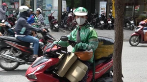 Tài xế xe công nghệ giao hàng là lực lượng tham gia lưu thông ngày càng phổ biến tại Thành phố Hồ Chí Minh. (Ảnh: TÙNG ANH)