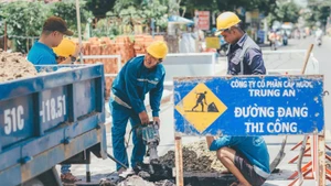 Công ty Cổ phần Cấp nước Trung An thi công hệ thống cấp nước trên địa bàn Thành phố Hồ Chí Minh. (Ảnh: QUÝ HIỀN)