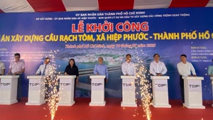 Chủ đầu tư và chính quyền địa phương bấm nút khởi công công trình cầu Rạch Tôm. (Ảnh: QUÝ HIỀN)