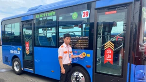 Xe buýt điện đi vào vận hành đánh dấu bước tiến quan trọng trong quá trình nâng cao chất lượng dịch vụ và phát triển giao thông công cộng tại Thành phố Hồ Chí Minh. (Ảnh: QUÝ HIỀN)
