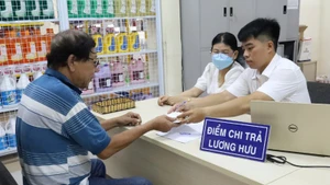 Chi trả lương hưu tại Thành phố Hồ Chí Minh. (Ảnh: QUÝ HIỀN)