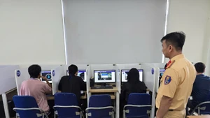 Học viên thuộc các đơn vị vận tải tham gia sát hạch bằng lái xe. (Ảnh: QUÝ HIỀN)