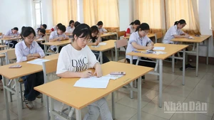 Các thí sinh điền thông tin vào giấy thi, giấy nháp, sẵn sàng làm bài thi.