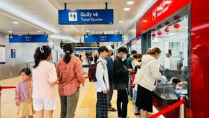 Hành khách mua vé đi Metro. (Ảnh: QUÝ HIỀN)
