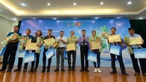 Sở Xây dựng Thành phố Hồ Chí Minh cùng Trung tâm Quản lý Giao thông công cộng vinh danh 30 cá nhân tiêu biểu là lái xe và nhân viên phục vụ xe buýt. (Ảnh: QUÝ HIỀN)