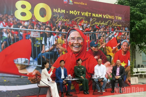Các đại biểu tham dự tọa đàm “Kể chuyện quốc gia trong truyền thông văn hóa”. (Ảnh NGÂN ANH)