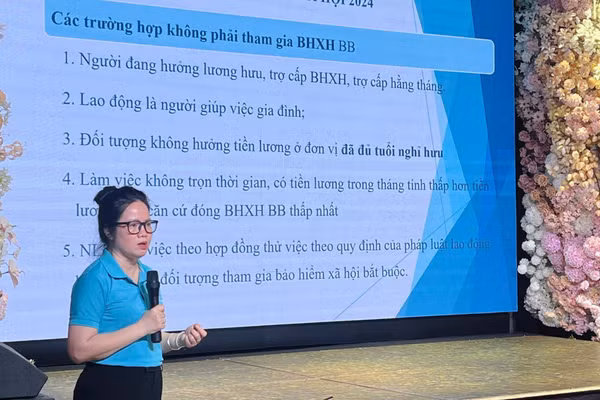 Trưởng phòng Tuyên truyền và Hỗ trợ người tham gia (Bảo hiểm xã hội thành phố Hà Nội) Dương Thị Minh Châu chia sẻ tại hội nghị. (Ảnh: HSS)