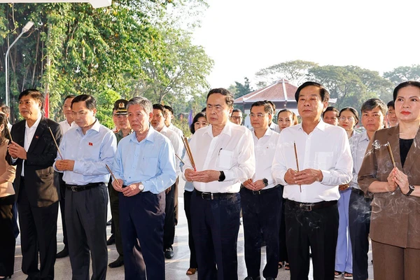 Chủ tịch Quốc hội Trần Thanh Mẫn cùng đoàn công tác dâng hoa, dâng hương, viếng Cụ Phó bảng Nguyễn Sinh Sắc. (Ảnh: Doãn Tấn/ TTXVN)