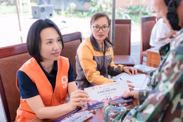 Trao hỗ trợ sinh kế cho người dân bị ảnh hưởng bởi bão số 3 và mưa lũ. (Ảnh CARE)