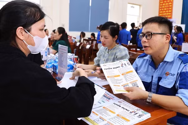 Phiên giao dịch việc làm lưu động tại xã Quang Minh, Hà Nội, tháng 5/2026. (Ảnh HCES) 