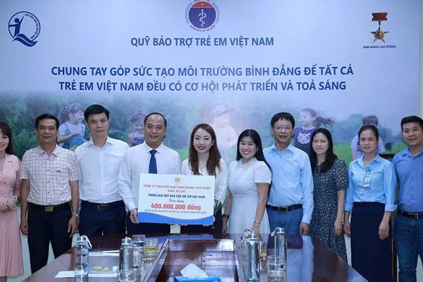 Đại diện Quỹ Bảo trợ trẻ em Việt Nam tiếp nhận tài trợ. (Ảnh NFVC)