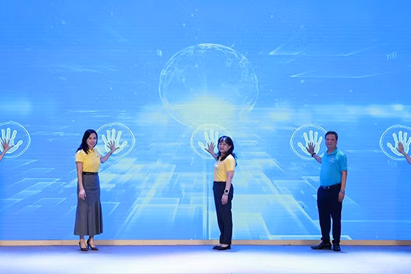 Vietnam Post và Bảo hiểm xã hội thành phố Hà Nội ra quân vận động người dân tham gia bảo hiểm xã hội tự nguyện, bảo hiểm y tế hộ gia đình, tháng 11/2025. (Ảnh VNPost)