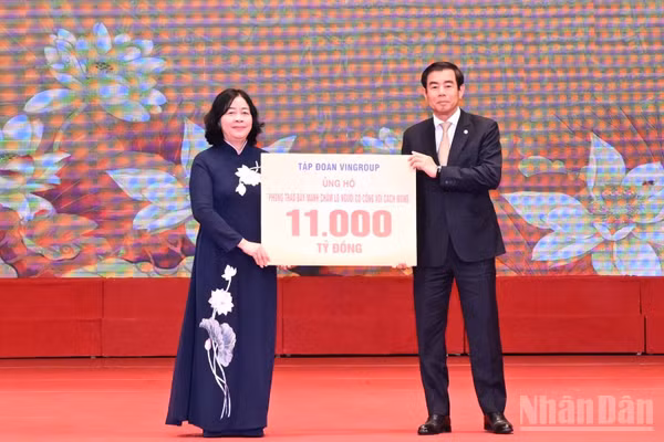 Đồng chí Bùi Thị Minh Hoài, Ủy viên Bộ Chính trị, Bí thư Trung ương Đảng, Chủ tịch Ủy ban Trung ương Mặt trận Tổ quốc Việt Nam, tiếp nhận ủng hộ từ đại diện Tập đoàn VINGROUP. (Ảnh: TRẦN HẢI)