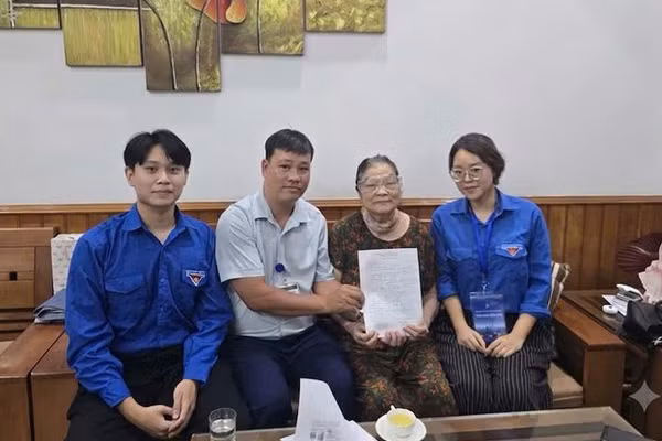 Chi đoàn 02 Đoàn Thanh niên Trung tâm Phục vụ hành chính công cùng tổ xung kích Điểm hỗ trợ dịch vụ công số Phương Liệt tới nhà hỗ trợ công dân về thủ tục ủy quyền. (Ảnh Trung tâm Phục vụ hành chính công Hà Nội)
