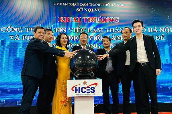 Các đại biểu thực hiện nghi thức khai trương Cổng thông tin việc làm thành phố Hà Nội. (Ảnh HCES)