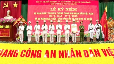 Thượng tướng Nguyễn Văn Long trao Huân chương Chiến công hạng ba của Chủ tịch nước tặng thưởng Phòng Cảnh sát điều tra tội phạm về ma túy Công an tỉnh Thái Nguyên.