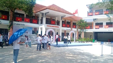 Trường trung học phổ thông Edison rộn ràng trước năm học mới đầu tiên.