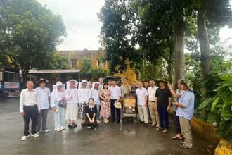 Các học viên sau khi được hướng dẫn về kỹ thuật chăm ong và khai thác mật ong tầng kế, nâng cao chất lượng sản phẩm OCOP mật ong.
